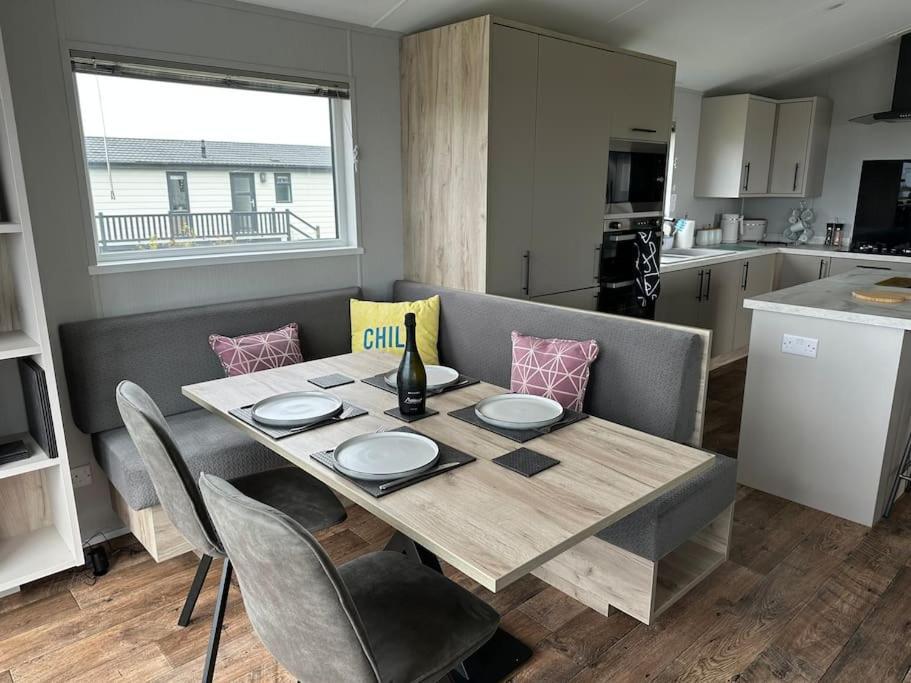 Modern Lodge With Amazing Views New Quay Екстериор снимка