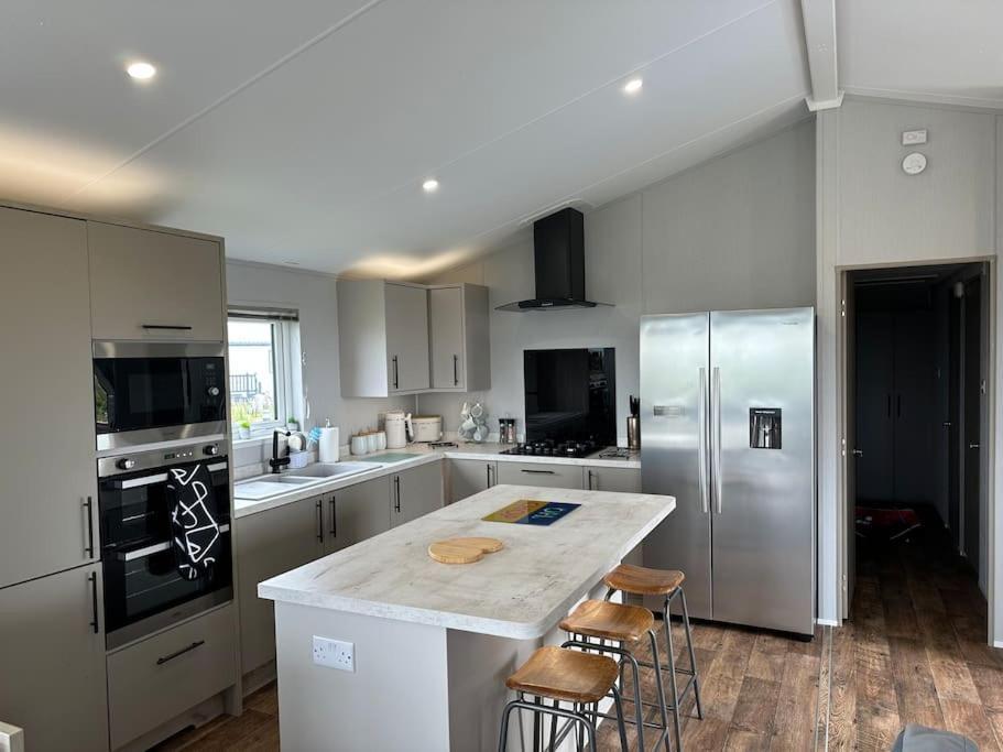 Modern Lodge With Amazing Views New Quay Екстериор снимка