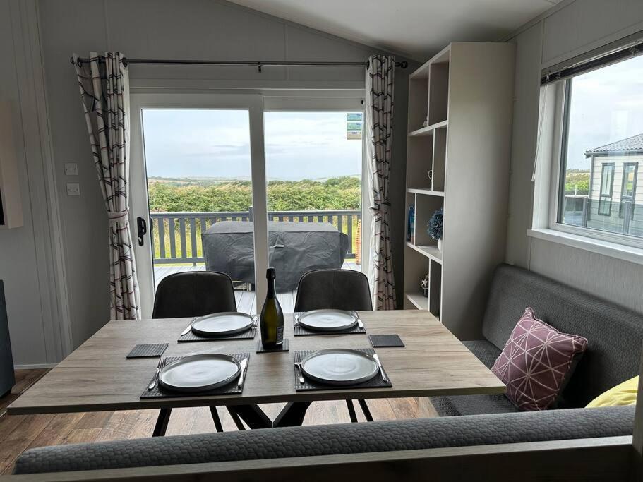 Modern Lodge With Amazing Views New Quay Екстериор снимка