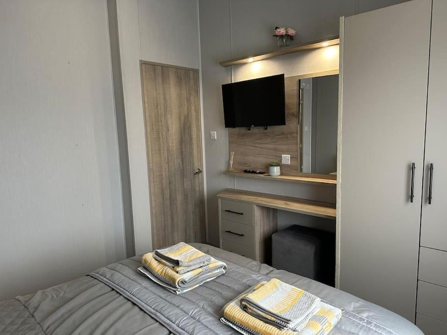 Modern Lodge With Amazing Views New Quay Екстериор снимка