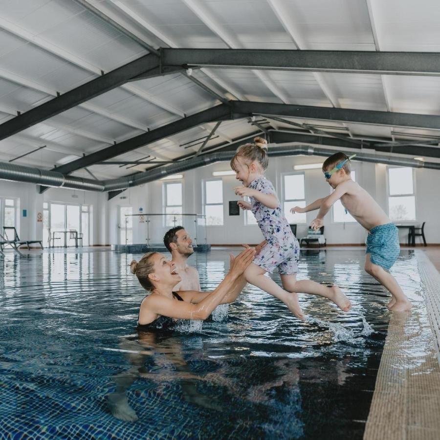Modern Lodge With Amazing Views New Quay Екстериор снимка